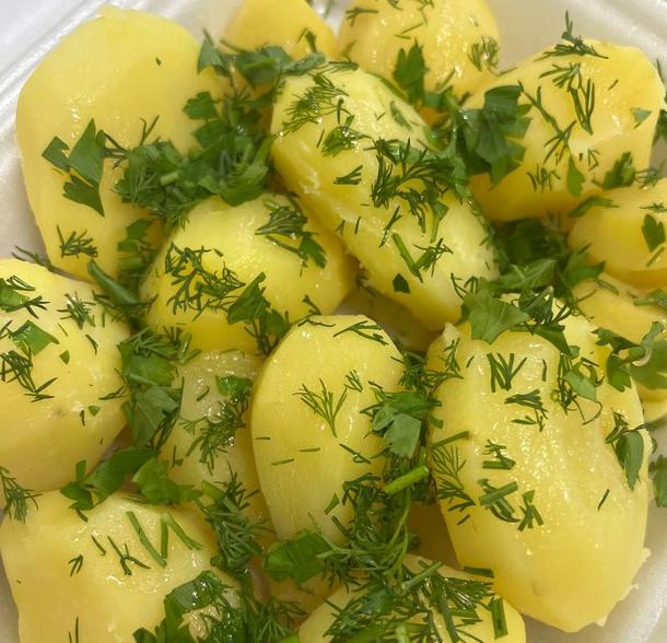 Картофель молодой с маслом и зеленью