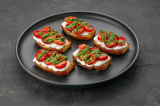 Мини-бутерброды с вялеными томатами и соусом песто (5шт)