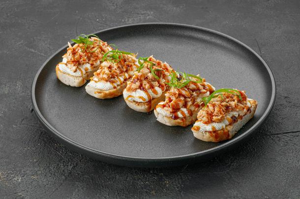 Мини-бутерброды с копчеными брюшками (5шт)