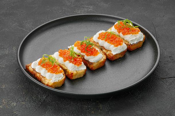Мини-бутерброды со сливочным кремом и икрой (5шт)