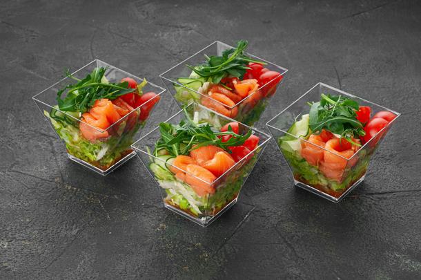 Салат с семгой, молодым сыром и цитрусовой заправкой (4шт)