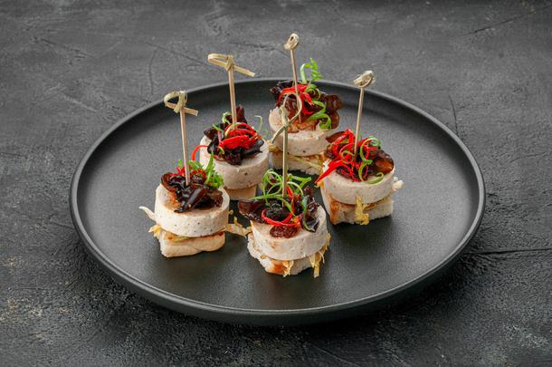 Канапе с курицей и копченым судаком (4шт)