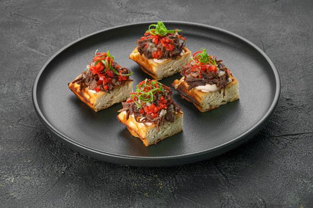Картофельные мини-вафли с говядиной (4шт)