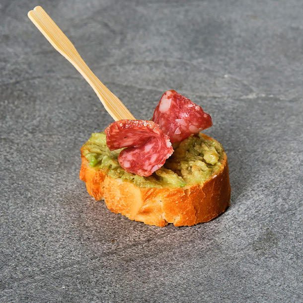 Кростини с сальчичоном Кростини с сальчичоном