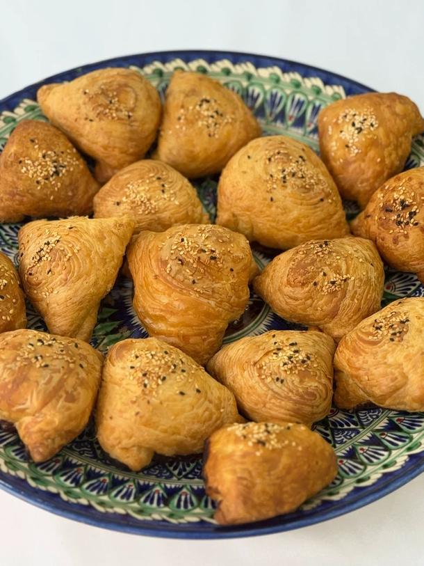 Самса с курицей из слоенного теста