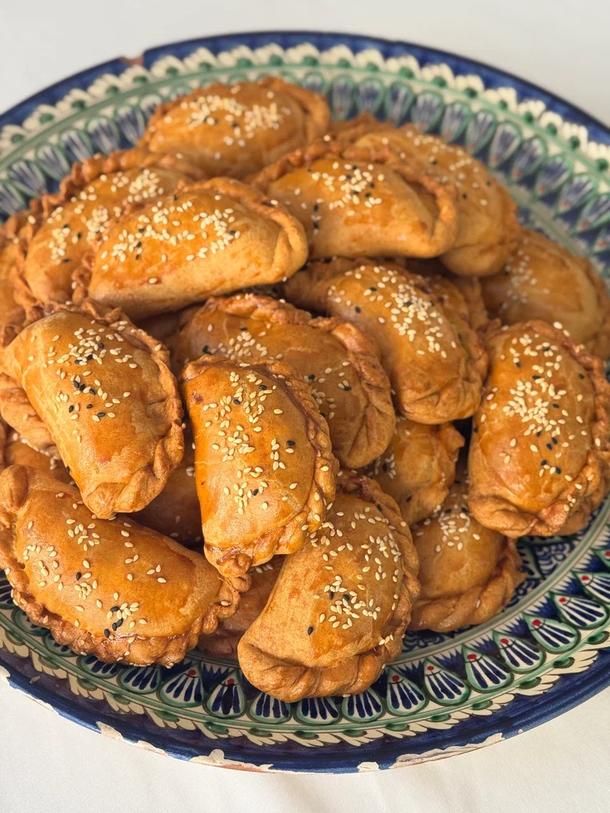 Самса с курицей из песочного теста