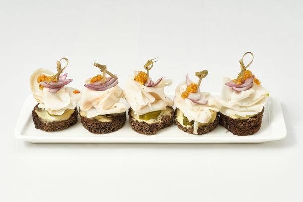 Канапе на бородинском хлебе с салом и дижонской горчицей