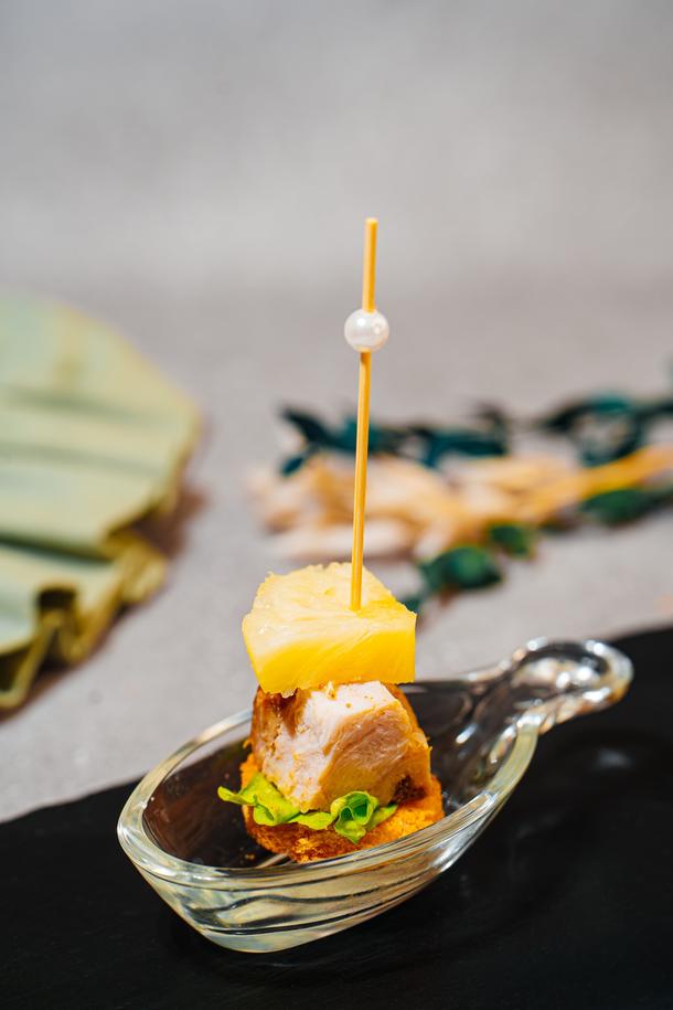 Канапе с ананасом и ароматной курочкой