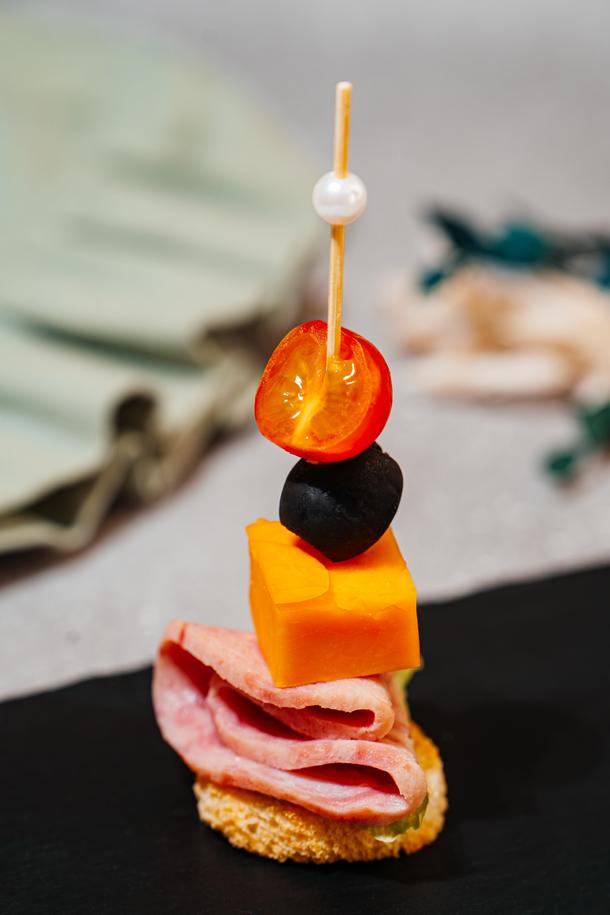 Канапе с ветчиной, сыром чеддер, помидором черри