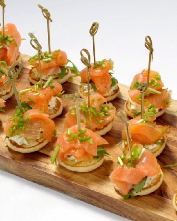 С сёмгой, соусом манго на багете