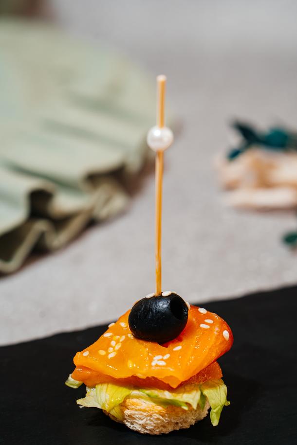 Канапе с сёмгой, соусом манго на багете