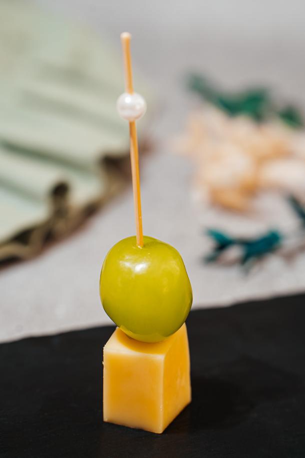 Канапе кубик твёрдого сыра с виноградом