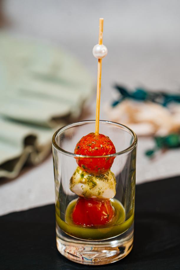 Канапе "Капрезе" с шариком моцарелла, помидором черри в соусе песто