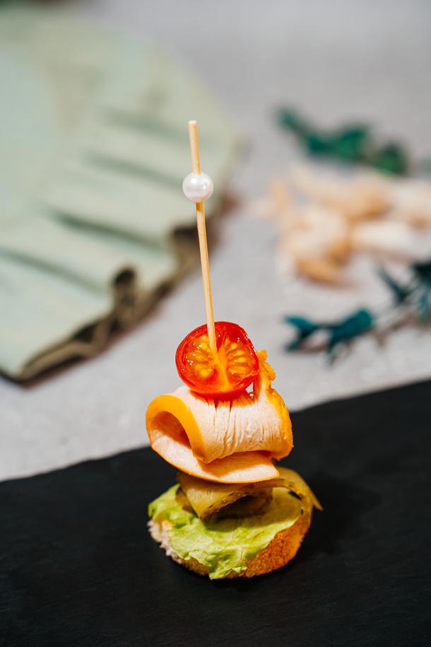 Канапе с копчёной грудкой, помидором черри, листом салата и корнишоном