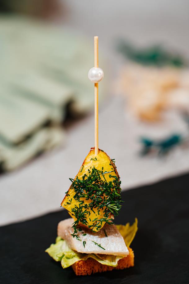 Канапе сельдь с запечённым картофелем и лучком