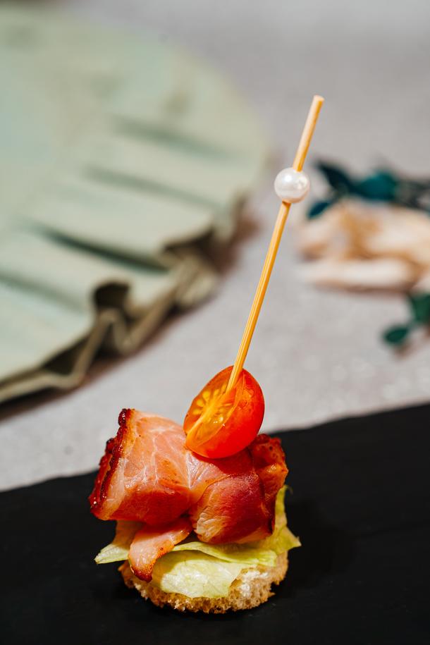 Канапе с помидорами и беконом