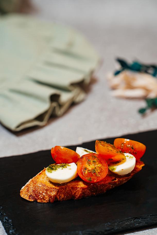 Брускетта с сыром моцарелла, соусом песто и томатами