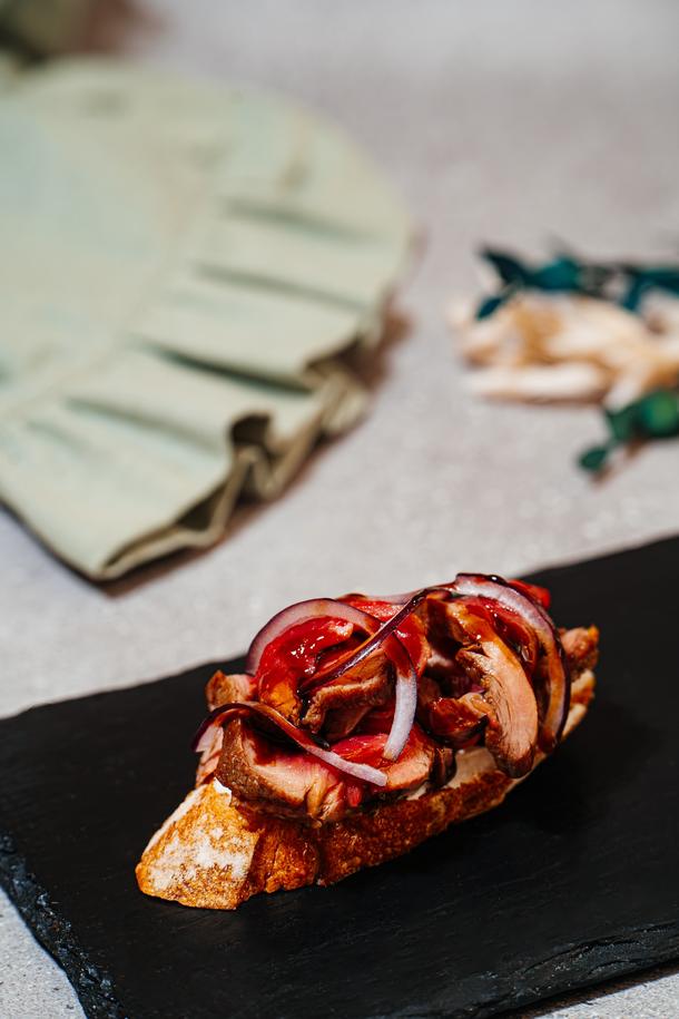 Брускетта с ростбифом и маринованным лучком