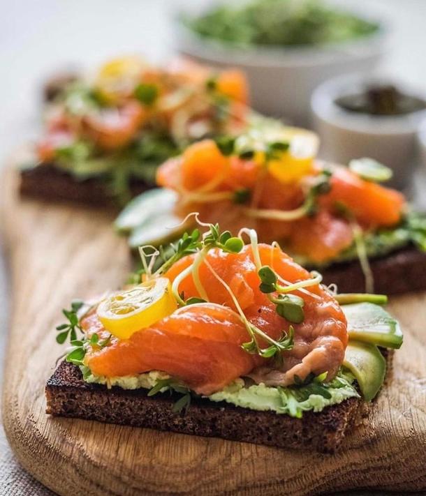 Брускетта с сёмгой и огурцом