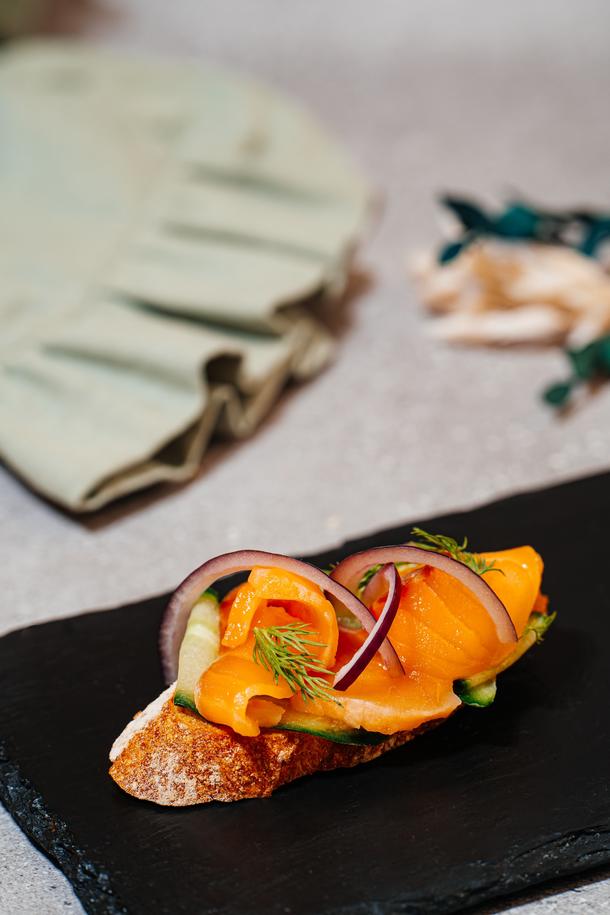 Брускетта с сёмгой и огурцом