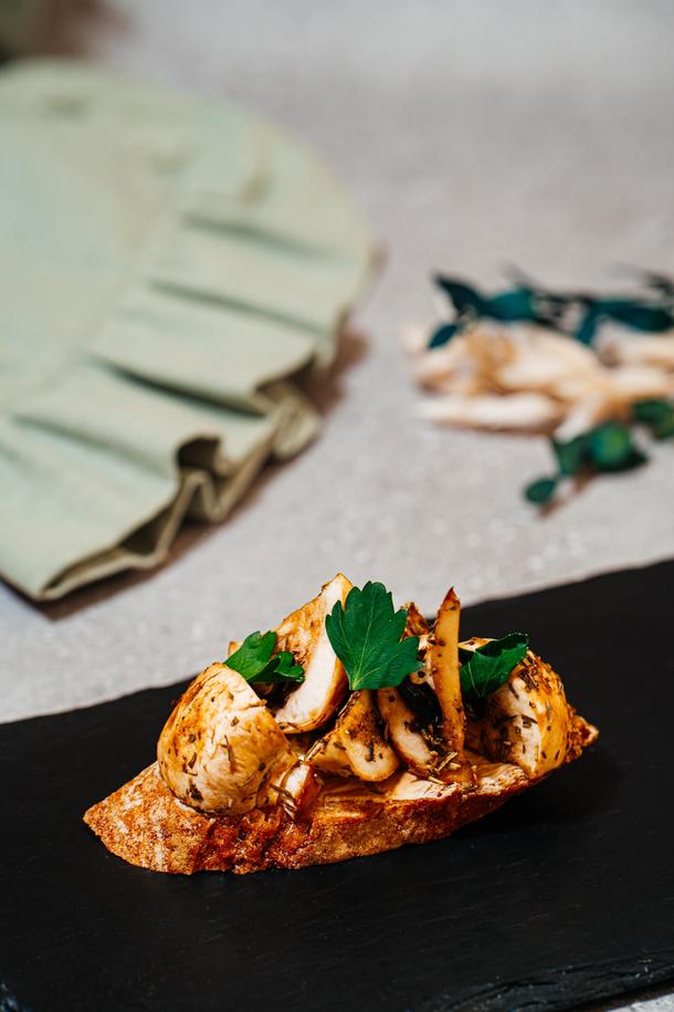 Брускетта с сыром и грибами