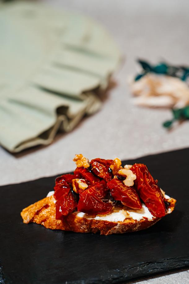 Брускетта с творожным сыром и вялеными томатами