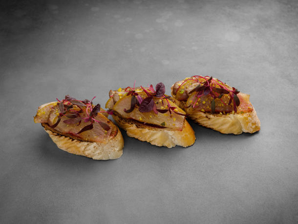 Брускетта с уткой, томлёной грушей и нежным сливочным кремом