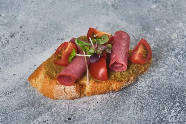 Брускетта с сырокопчёной говядиной и черри