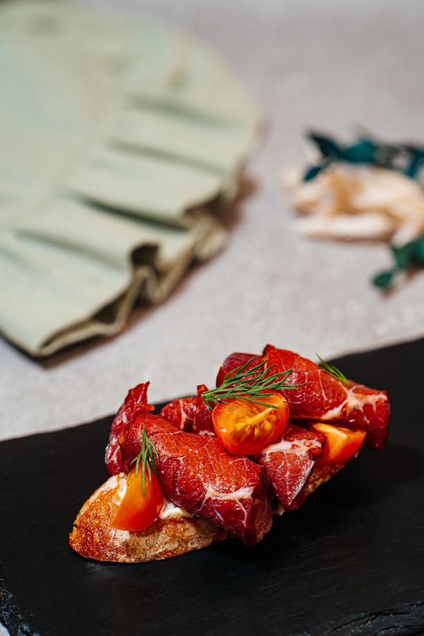 Брускетта с сырокопчёной говядиной и черри