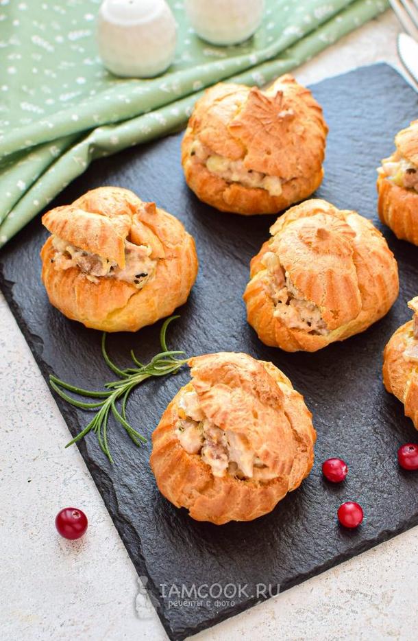 Профитролли с паштетом из куриной печени