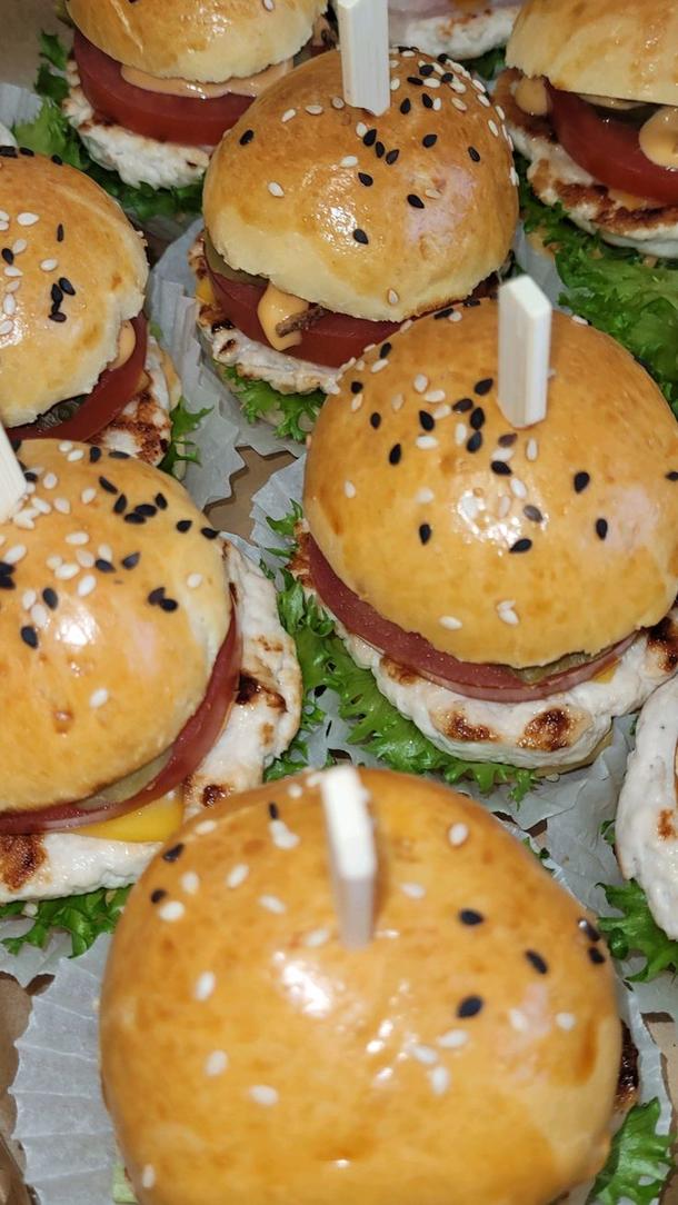 Мини-бургеры с куриной котлетой