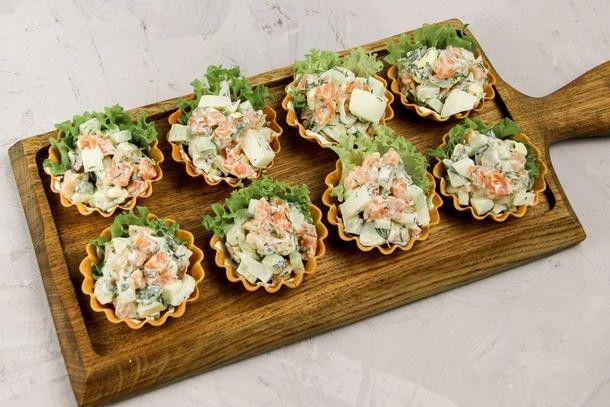 Тарталетки с салатом Оливье с телятиной