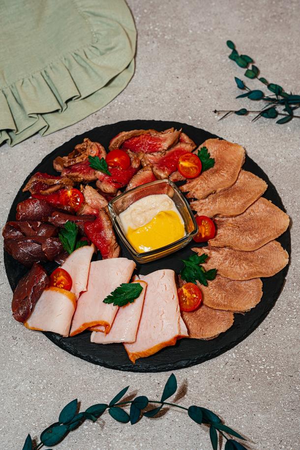 Ассорти мясных деликатесов