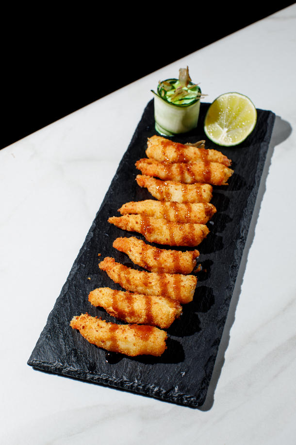 Креветки темпура с соусом карри-лайм