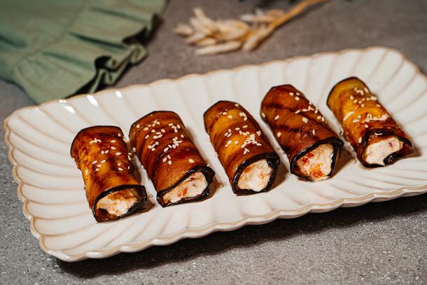 Рулетик из баклажана с грецким орехом