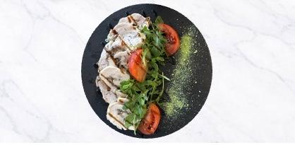 Куриный рулет с шампиньонами и паприкой