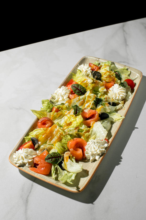 Салат из семгой с манговым соусом