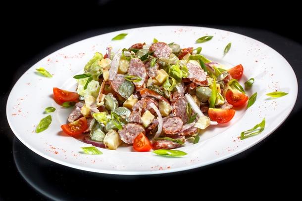 Салат баварский с колбасками