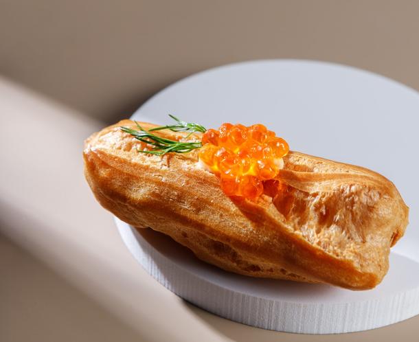 Мини-эклер с икрой и муссом из сёмги