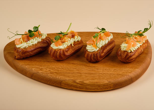 Мини-эклер с лососевым муссом