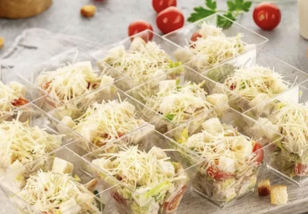 Салат в стаканчике "Цезарь с курицей"