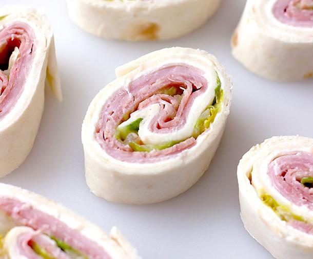 Рулетик из тортильи с ветчиной и сыром Рулетик из тортильи с ветчиной и сыром