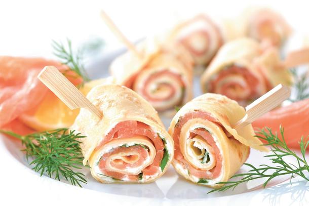 Блинный рулетик с семгой и сливочным сыром Блинный рулетик с семгой и сливочным сыром