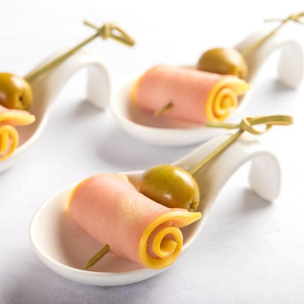 Канапе ветчина, сыр, маслина Канапе ветчина, сыр, маслина