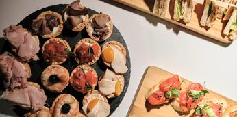 Недорогой фуршет с горячими закусками и обслуживанием на 30 персон